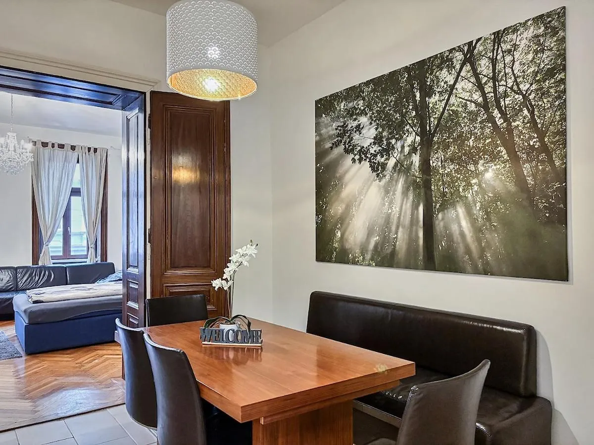 At Westbahnhof I Close To Shopping Street & Metro Wenen Appartement