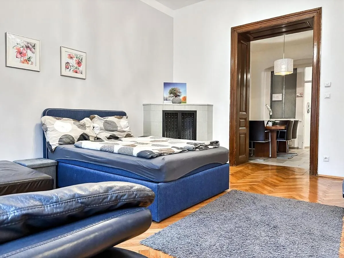 At Westbahnhof I Close To Shopping Street & Metro Vienna Apartment