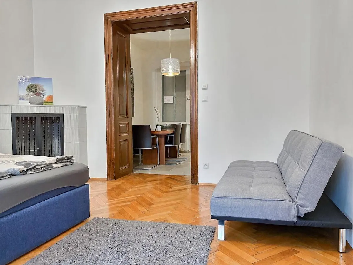 At Westbahnhof I Close To Shopping Street & Metro Vienna Apartment