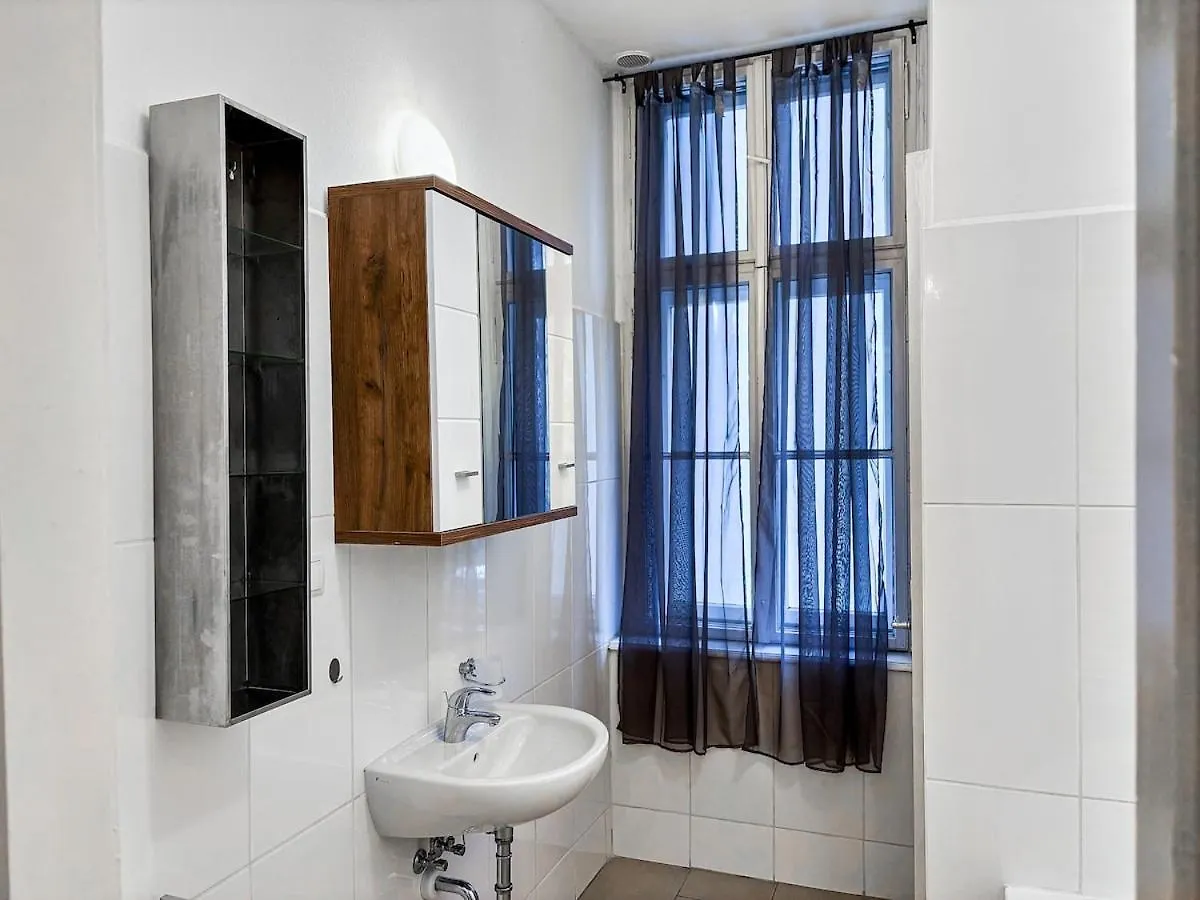 At Westbahnhof I Close To Shopping Street & Metro Vienna Apartment