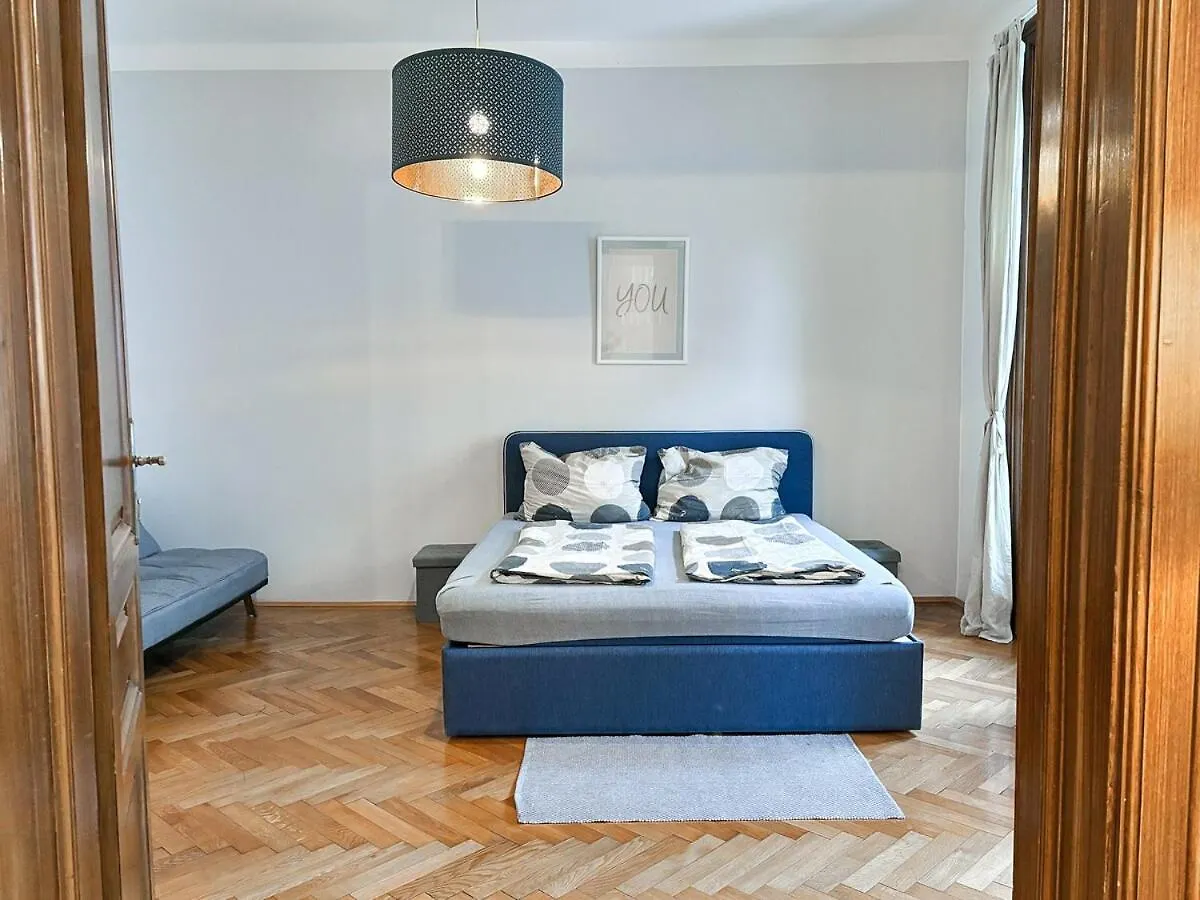 At Westbahnhof I Close To Shopping Street & Metro Vienna Apartment