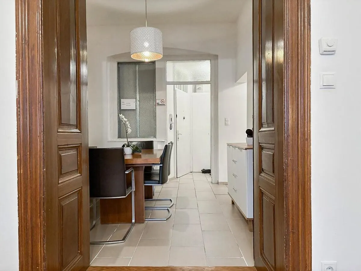 At Westbahnhof I Close To Shopping Street & Metro Vienna Apartment