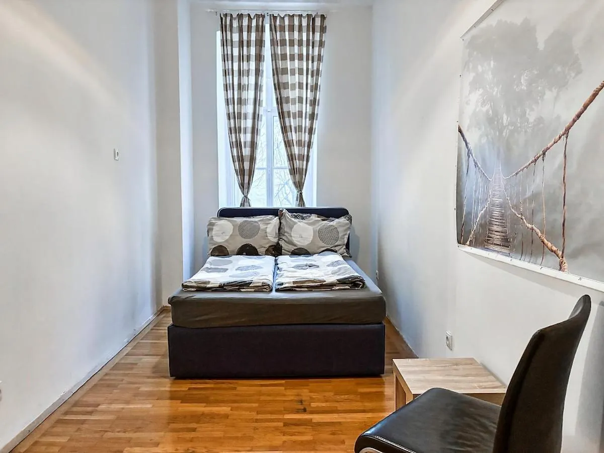 At Westbahnhof I Close To Shopping Street & Metro Viena 0*,