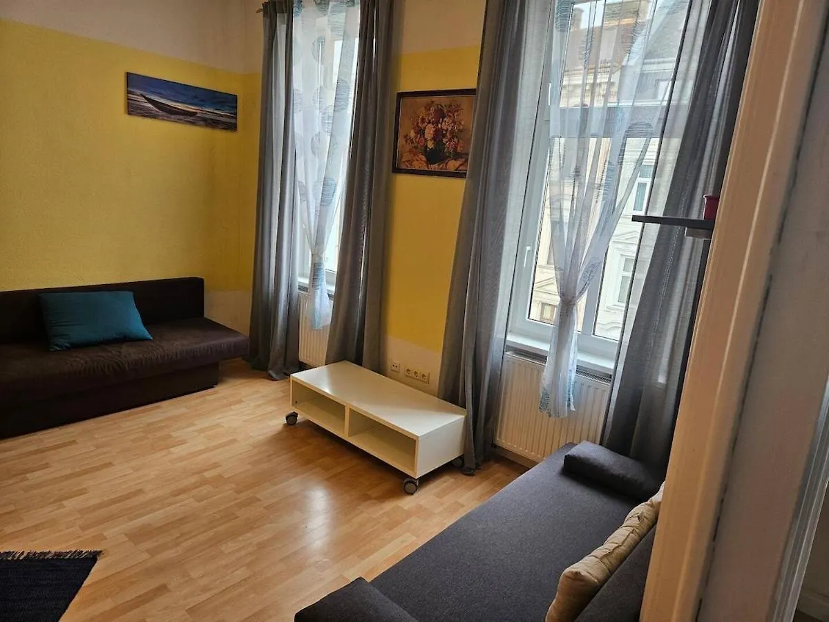 At Westbahnhof I Close To Shopping Street & Metro Vienna Apartment
