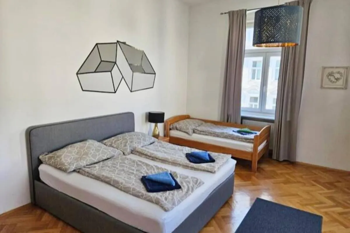 At Westbahnhof I Close To Shopping Street & Metro Vienna Apartment