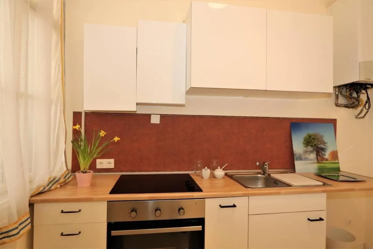 At Westbahnhof I Close To Shopping Street & Metro Vienna Apartment