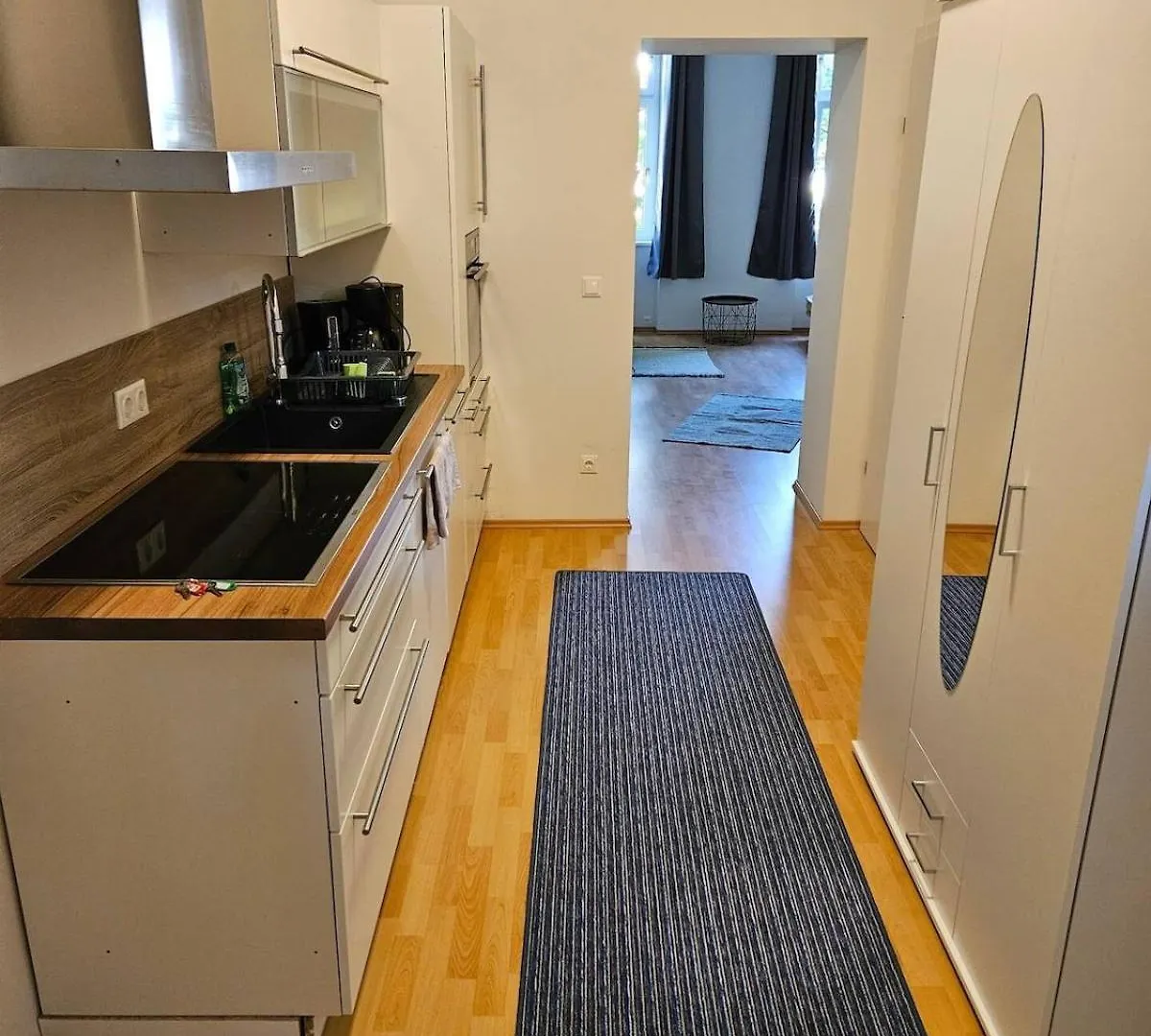 At Westbahnhof I Close To Shopping Street & Metro Vienna Apartment