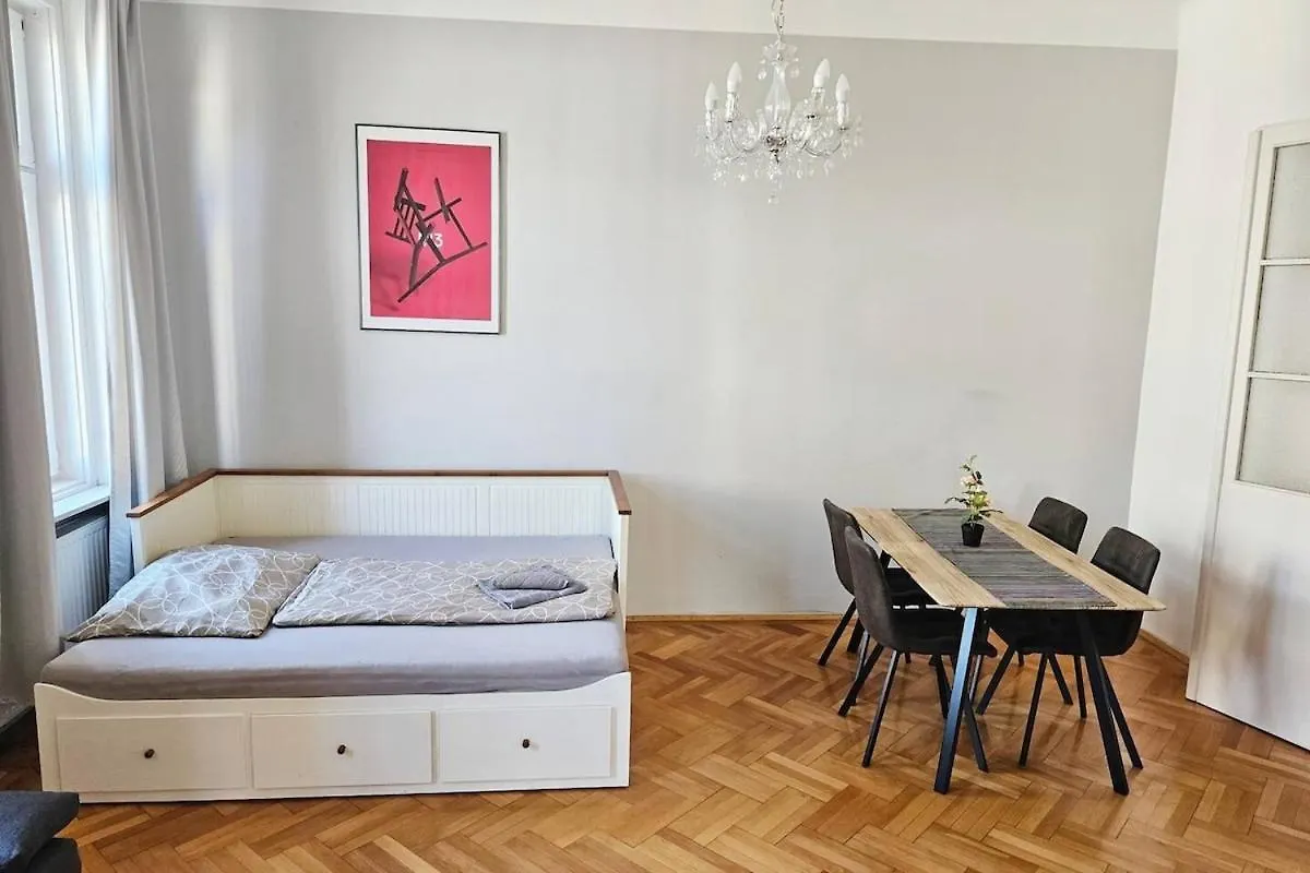 At Westbahnhof I Close To Shopping Street & Metro Vienna Apartment