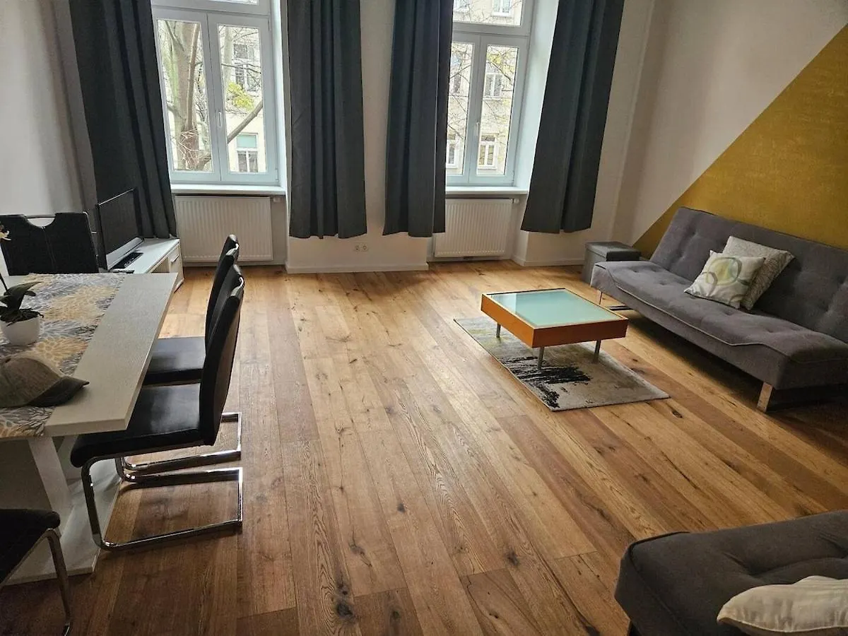 At Westbahnhof I Close To Shopping Street & Metro Vienna Apartment