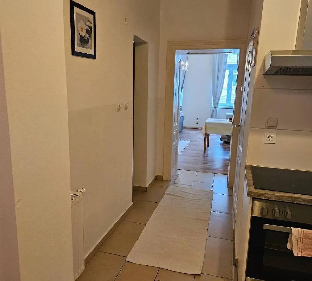 At Westbahnhof I Close To Shopping Street & Metro Vienna Apartment